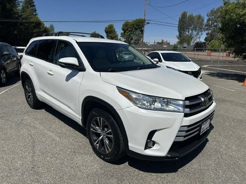 Used 2017 Toyota Highlander Plus FWD image 16