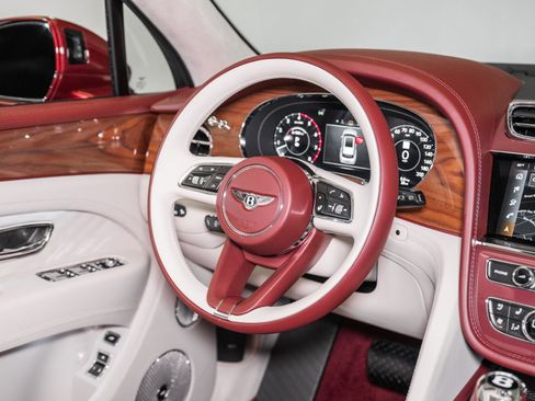 Used 2025 Bentley Bentayga image 33