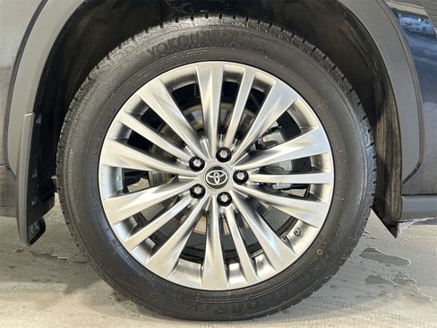 Used 2023 Toyota Highlander Platinum image 10