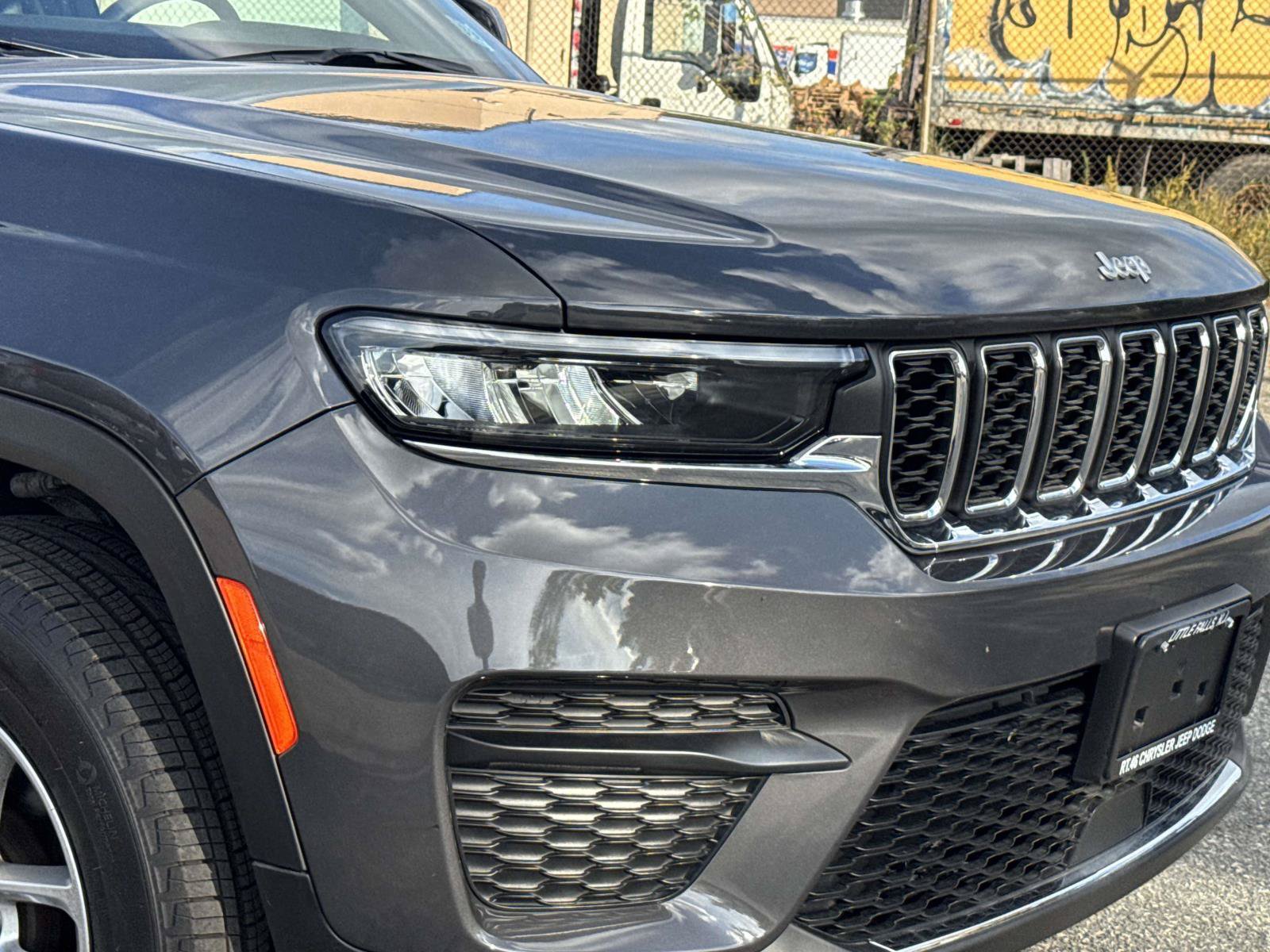 Used 2025 Jeep Grand Cherokee Laredo X w/ Luxury Tech Group I AWD/4WD image 8
