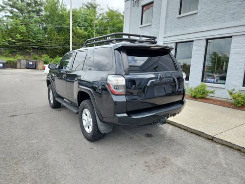 Used 2017 Toyota 4Runner SR5 AWD/4WD image 3
