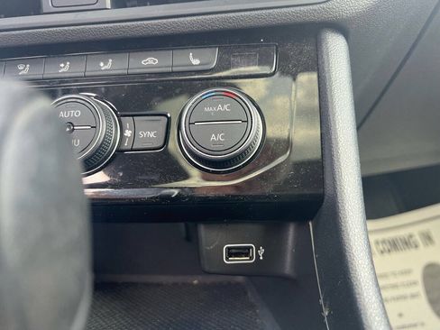 Used 2019 Volkswagen Jetta SE w/ Cold Weather Package FWD image 28