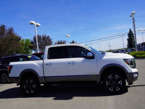 Used 2024 Nissan Titan Platinum Reserve w/ Moonroof Package image 4