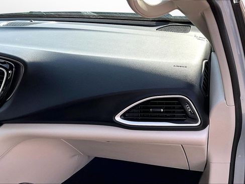 Used 2022 Chrysler Voyager LX image 21