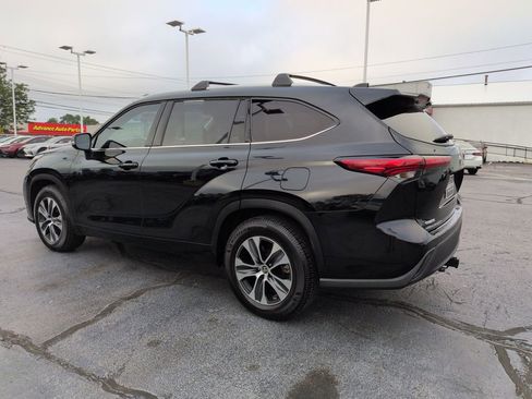 Used 2022 Toyota Highlander XLE FWD image 3