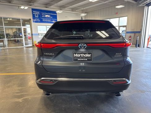 Used 2022 Toyota Venza XLE image 6