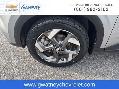 Used 2024 Hyundai Venue SEL FWD image 9
