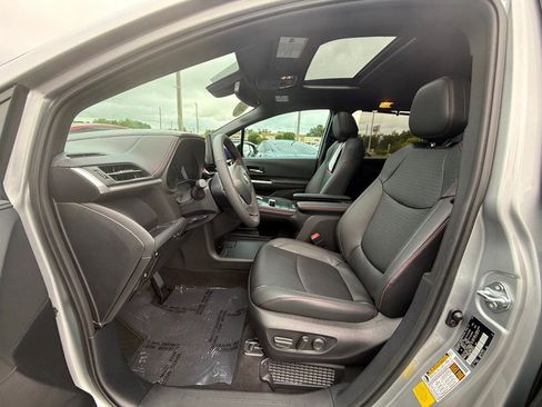 Used 2025 Toyota Sienna XSE image 11
