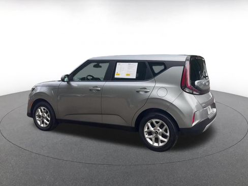 Used 2025 Kia Soul LX w/ LX Technology Package FWD image 10