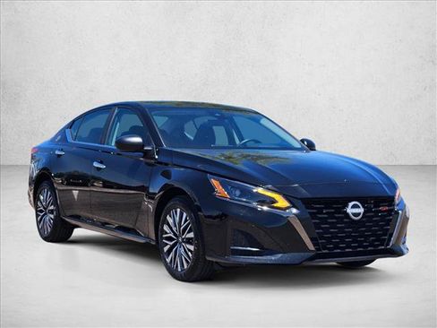 Used 2025 Nissan Altima 2.5 SV AWD/4WD image 3