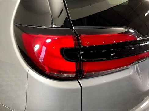 Used 2024 Chrysler Pacifica Touring-L image 41