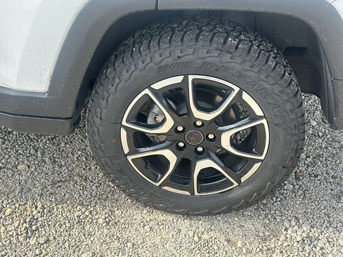 Used 2025 Jeep Compass Trailhawk AWD/4WD image 19