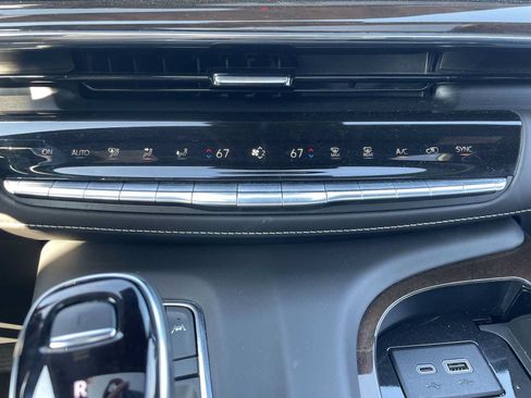 Certified 2024 Cadillac Escalade ESV Premium Luxury Platinum AWD/4WD image 19