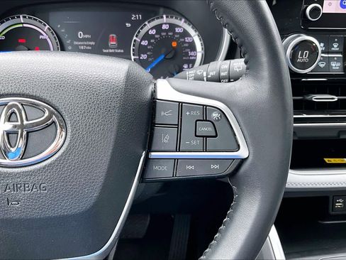 Used 2023 Toyota Highlander XLE AWD/4WD image 25