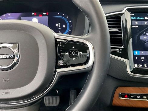 Used 2023 Volvo XC90 B6 Plus image 28