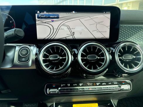 Used 2025 Mercedes-Benz GLB 250 image 11