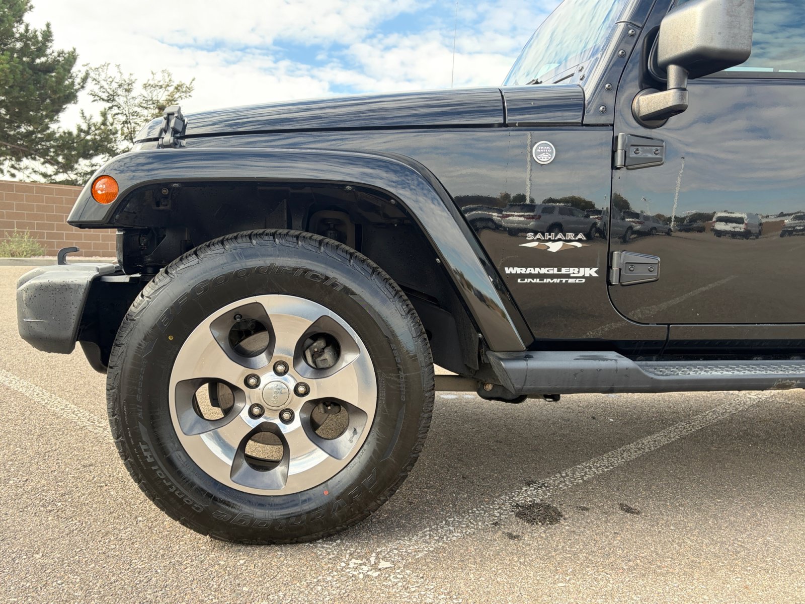 Used 2018 Jeep Wrangler Unlimited Sahara w/ Connectivity Group AWD/4WD image 11
