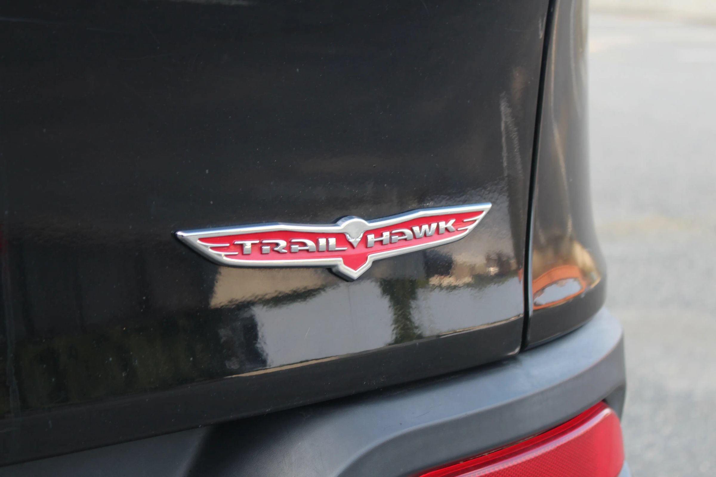 Used 2018 Jeep Cherokee Trailhawk AWD/4WD image 42
