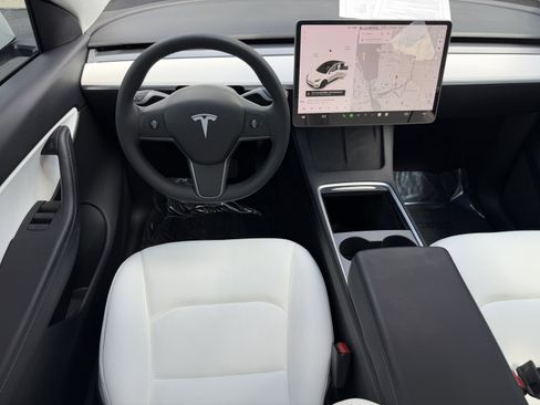 Used 2022 Tesla Model Y Long Range image 18
