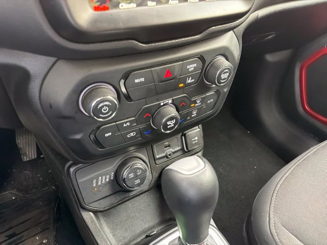 Used 2023 Jeep Renegade Trailhawk AWD/4WD image 25