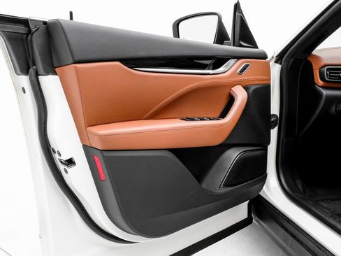 Used 2020 Maserati Levante image 40