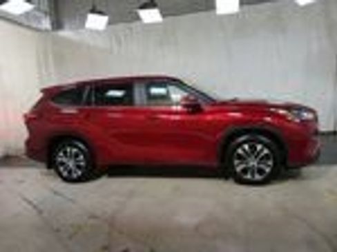 Used 2023 Toyota Highlander XLE image 4