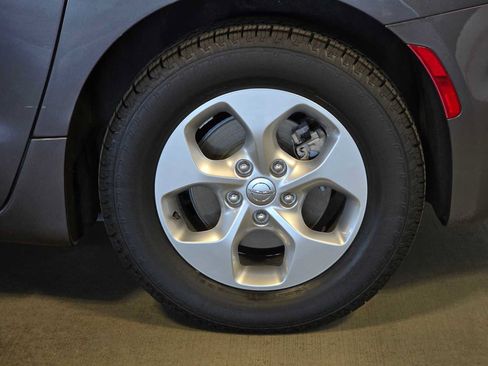 Used 2017 Chrysler Pacifica Platinum FWD image 8