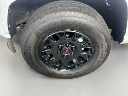 Used 2025 Toyota Tacoma SR5 AWD/4WD image 14