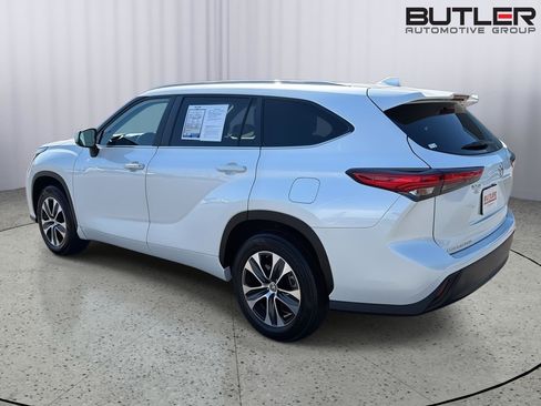 Used 2023 Toyota Highlander XLE FWD image 4
