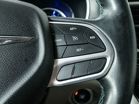 Used 2018 Chrysler Pacifica Touring-L image 16