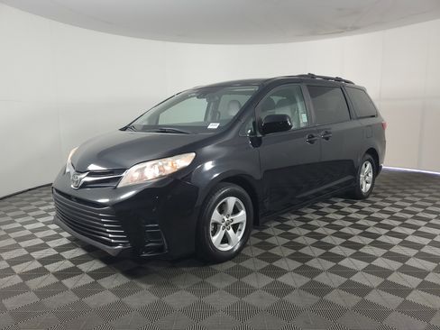Used 2020 Toyota Sienna LE w/ Carpet Mat Package FWD image 8