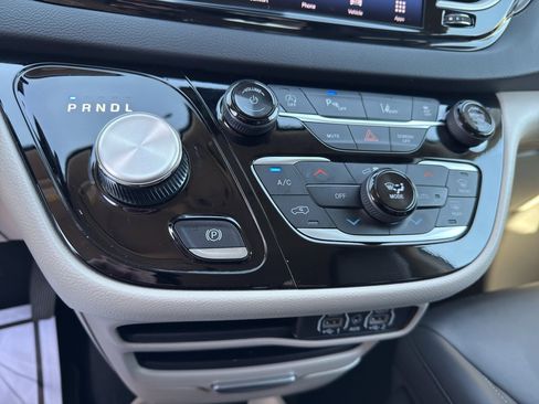 Used 2024 Chrysler Pacifica Touring-L image 15