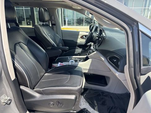 Used 2023 Chrysler Pacifica Limited FWD image 29
