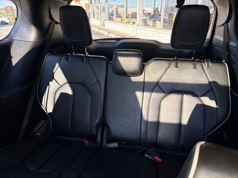 Used 2025 Chrysler Pacifica Limited FWD image 33