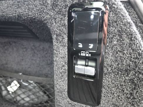 Used 2025 Land Rover Range Rover SE AWD/4WD image 17