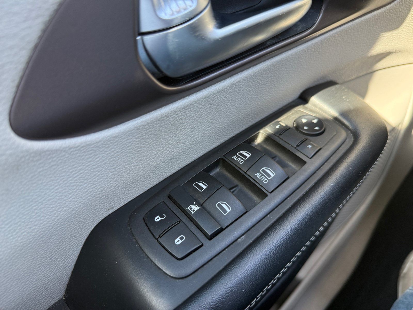 Used 2022 Chrysler Voyager LX FWD image 20