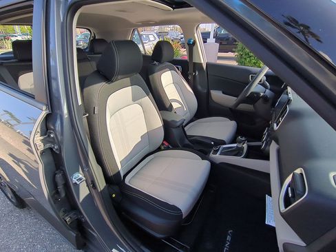 Used 2025 Hyundai Venue SEL image 27