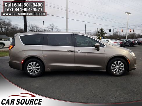 Used 2018 Chrysler Pacifica Touring Plus image 4
