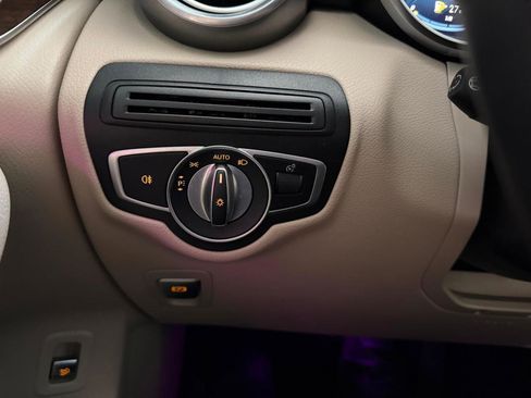 Used 2020 Mercedes-Benz GLC 300 4MATIC w/ Premium Package image 40