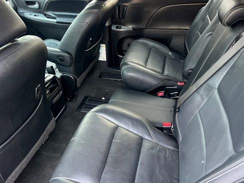 Used 2017 Toyota Sienna SE image 5