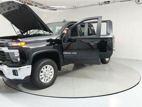 Used 2024 Chevrolet Silverado 2500 LT w/ Convenience Package image 9