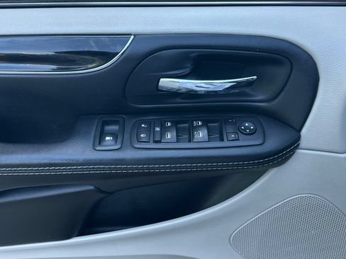 Used 2017 Dodge Grand Caravan SXT FWD image 8
