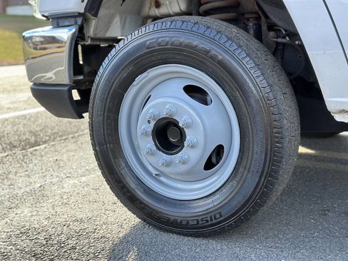 Used 2017 Ford E-350 and Econoline 350 Super Duty w/ Power Windows & Locks Group image 15