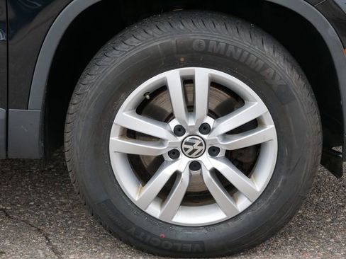 Used 2017 Volkswagen Tiguan S image 9