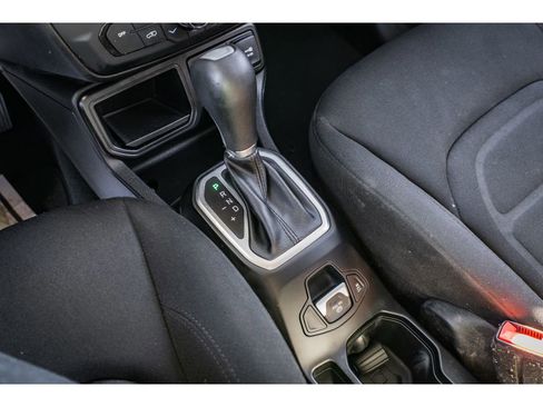 Used 2018 Jeep Renegade Latitude w/ Popular Equipment Group image 18