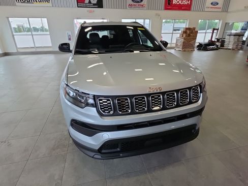 Used 2024 Jeep Compass Latitude AWD/4WD image 4