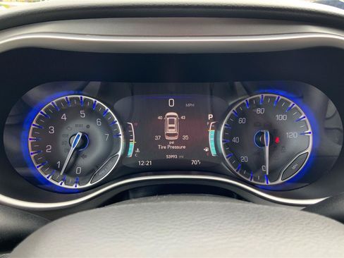 Used 2024 Chrysler Pacifica Touring-L FWD image 15