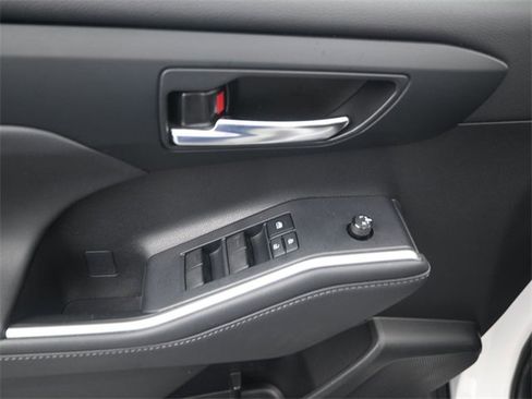 Used 2022 Toyota Highlander XLE image 12