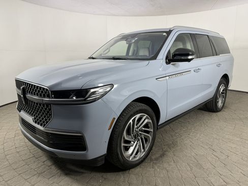 Used 2025 Lincoln Navigator Reserve image 3