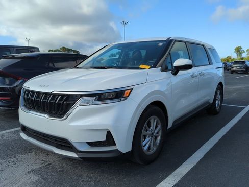 Used 2023 Kia Carnival LX image 4